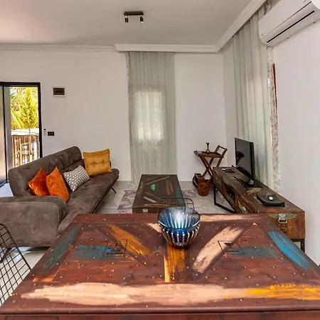 Fancy Stone House Surrounded By Palm Trees And Shared Pool Сasa de vacaciones Bodrum
